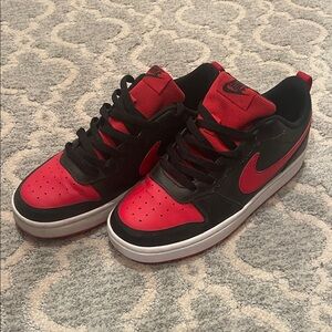 Nike Youth/Men’s Black and Red Sneakers